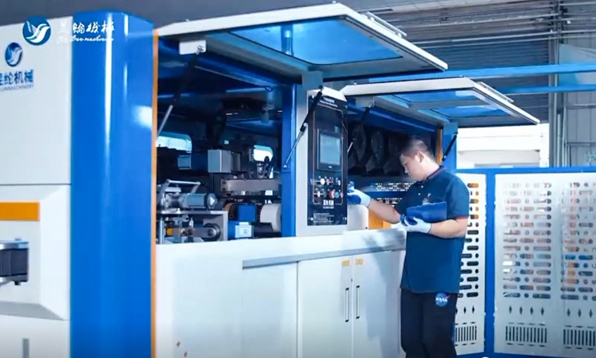 Técnicos que trabalham na inovação de enrolamento da primavera