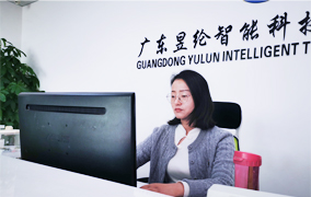 Técnico no local Reparando a máquina de bobina de colchão