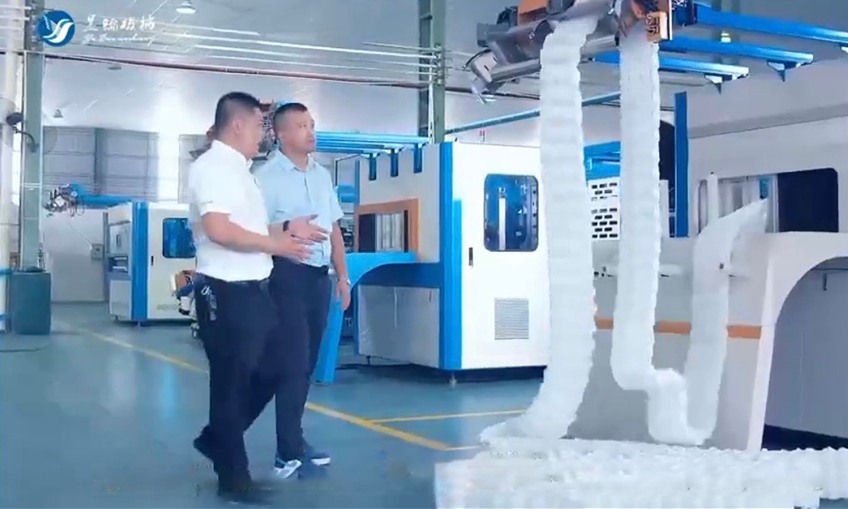 Técnicos que trabalham na inovação de enrolamento da primavera