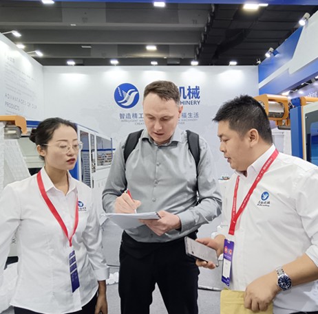 Consulta pré-venda com o proprietário da fábrica de colchões